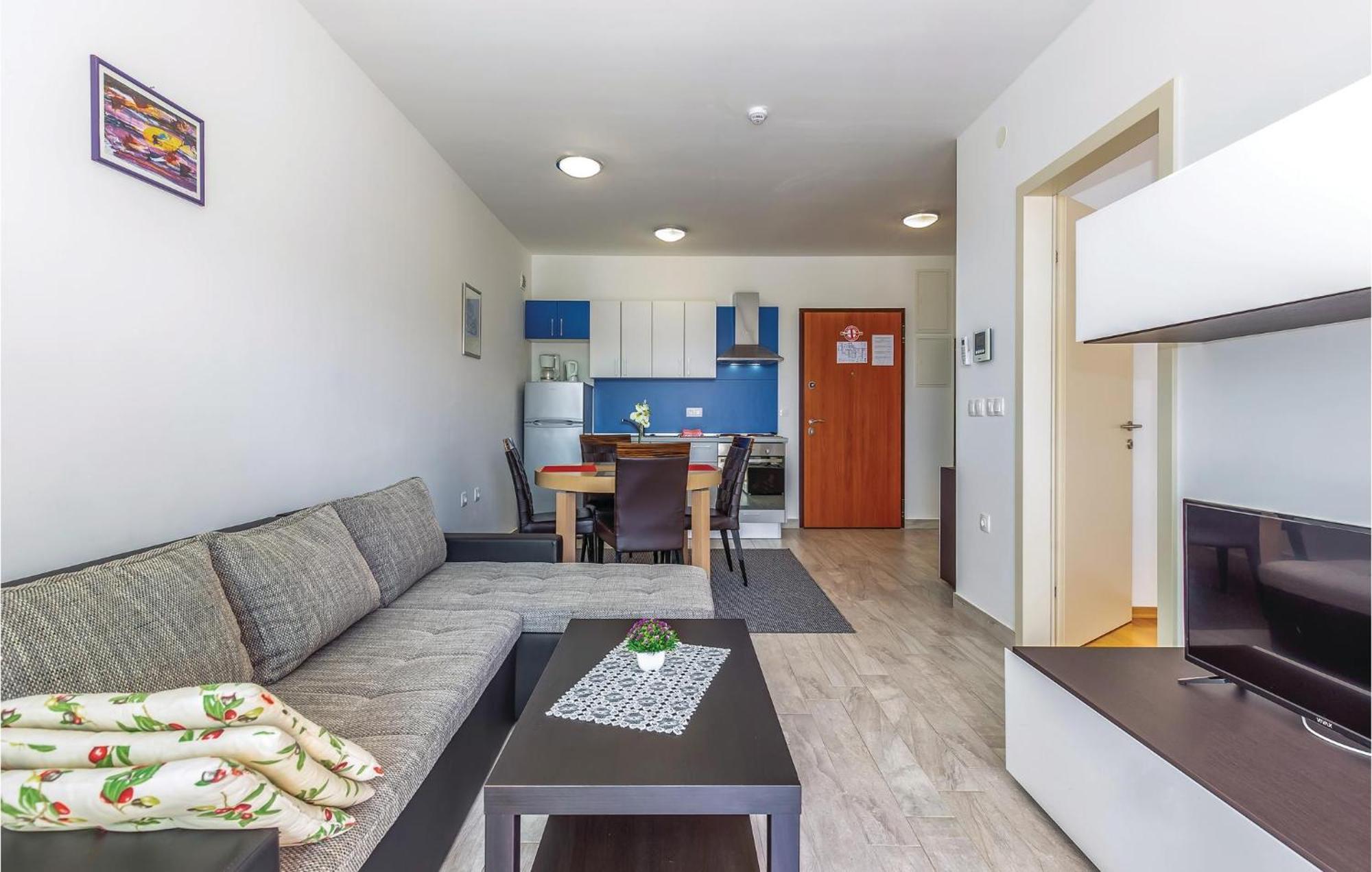1 Bedroom Nice Apartment In 크리크베니카 외부 사진